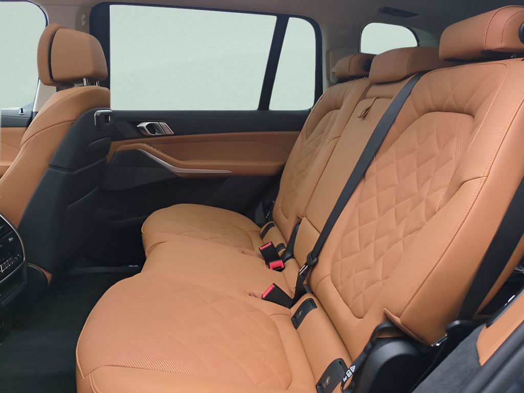 2026 BMW X7 xDrive40i Image 12 of 31