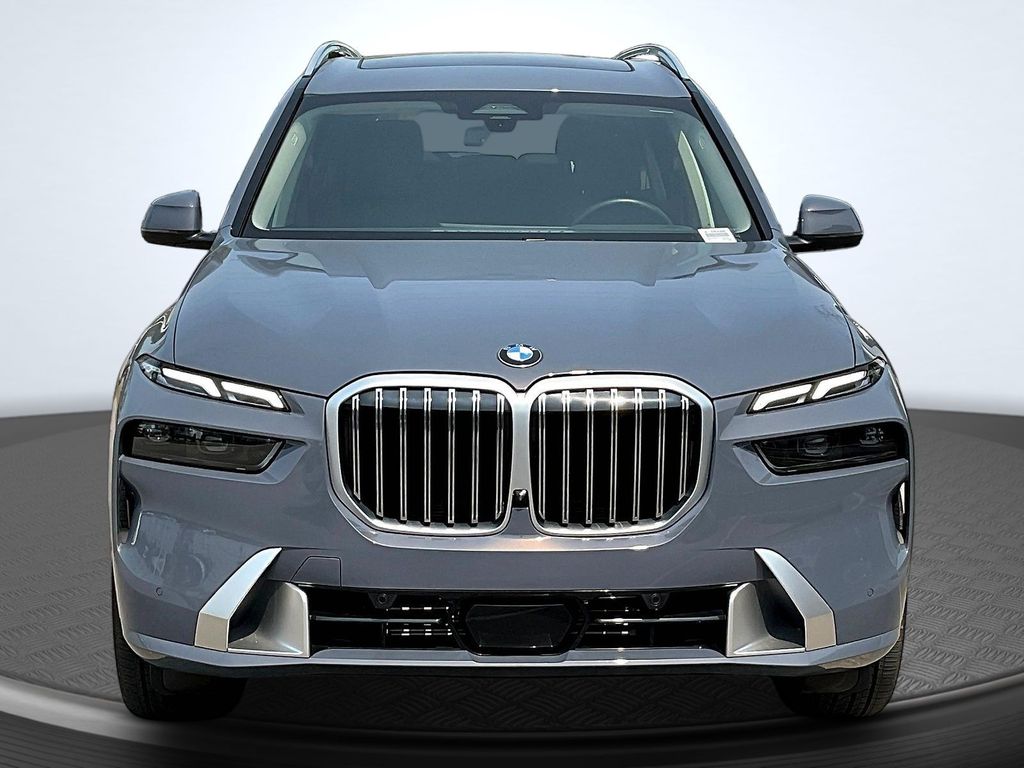 2026 BMW X7 xDrive40i Image 2 of 40