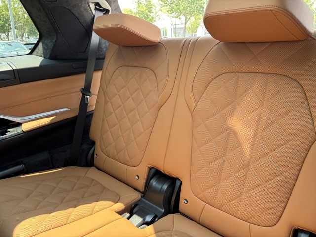 2026 BMW X7 xDrive40i Image 14 of 37