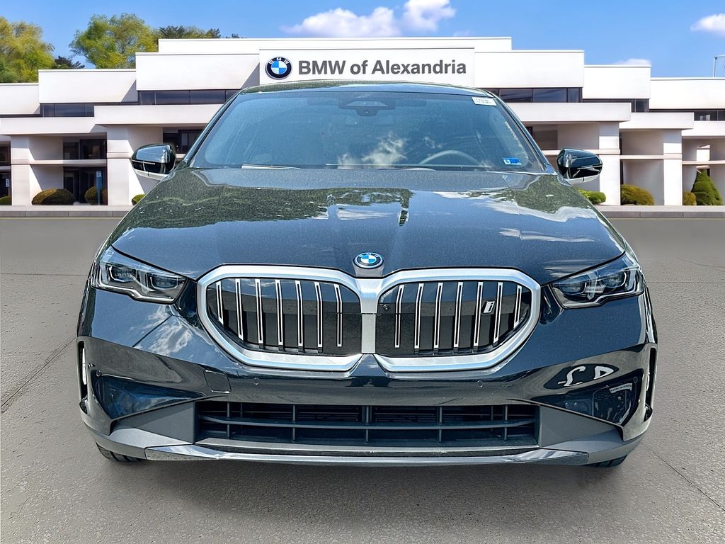 2026 BMW i5 xDrive40 Image 2 of 33