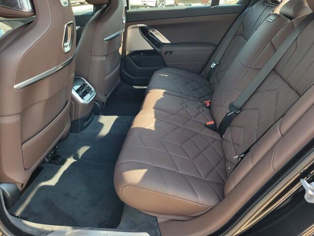 2026 BMW i7 eDrive50 Image 11 of 38