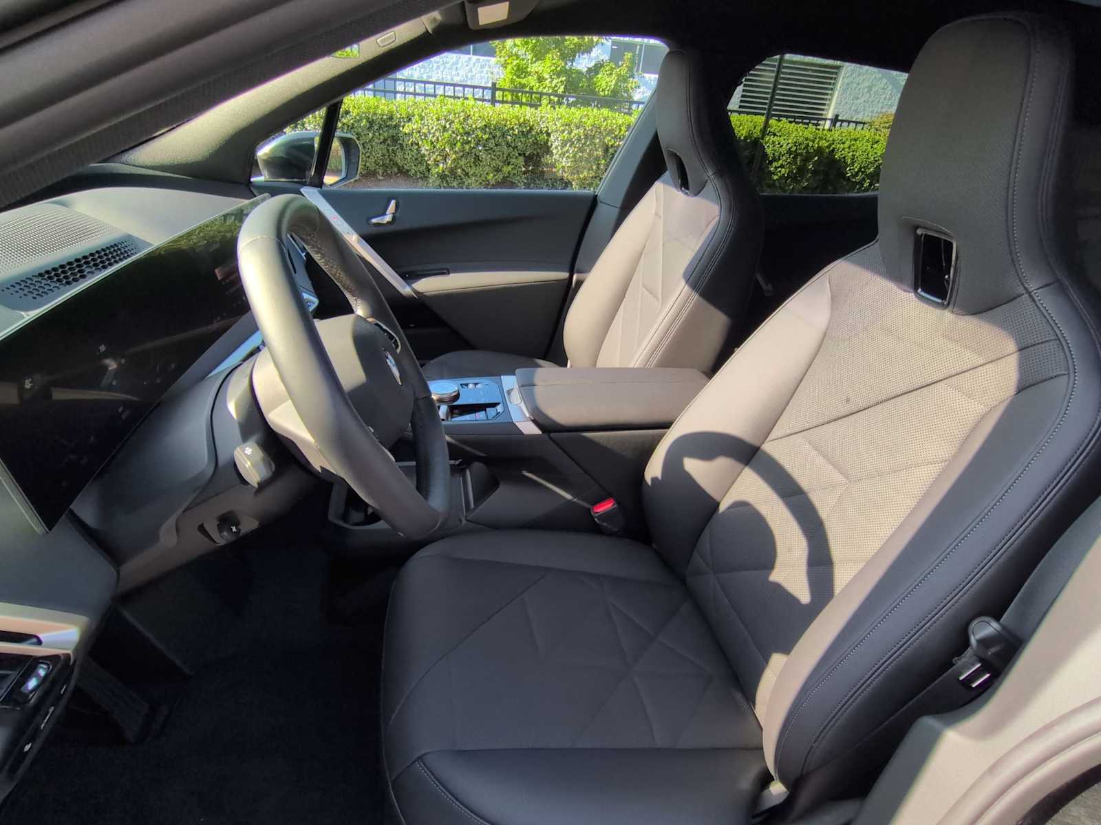 2026 BMW iX xDrive45 Image 16 of 38