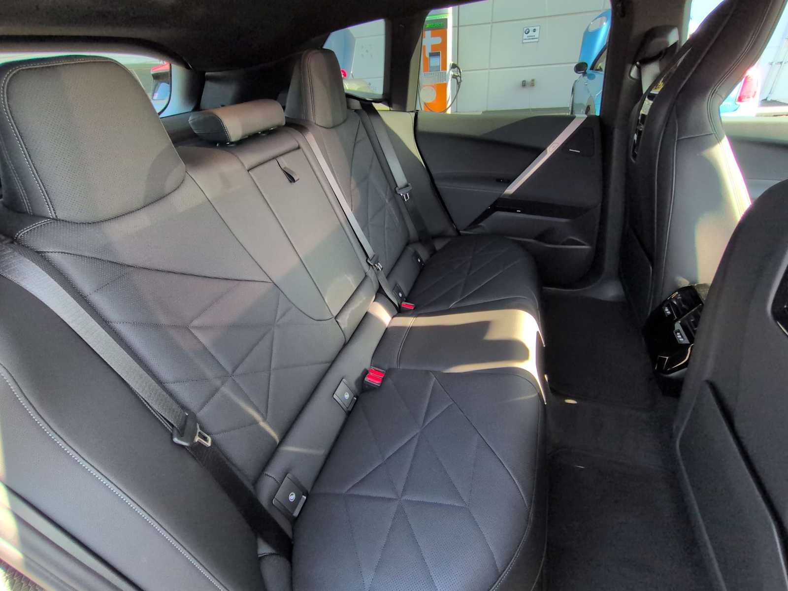 2026 BMW iX xDrive45 Image 13 of 38