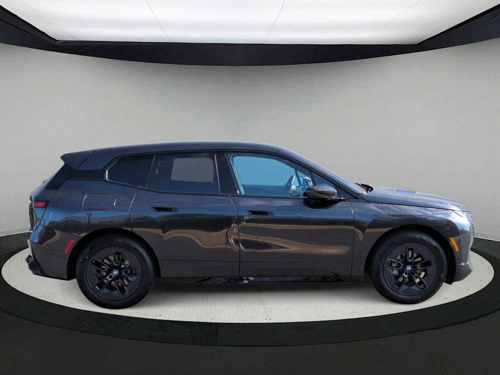 2026 BMW iX xDrive45 Image 5 of 38