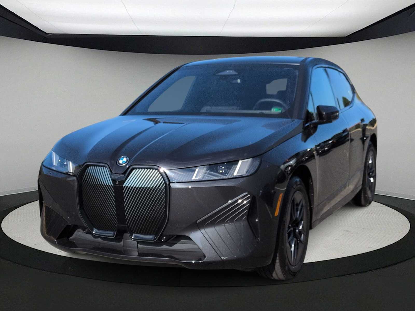 2026 BMW iX xDrive45 Image 2 of 38