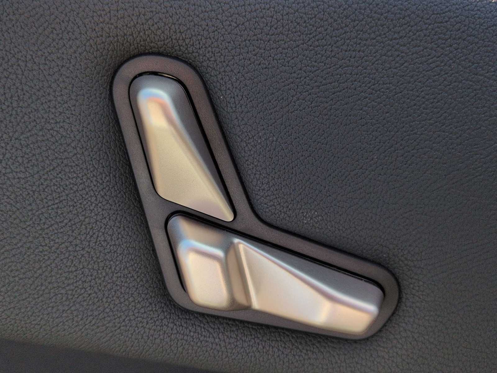 2026 BMW iX xDrive45 Image 24 of 38