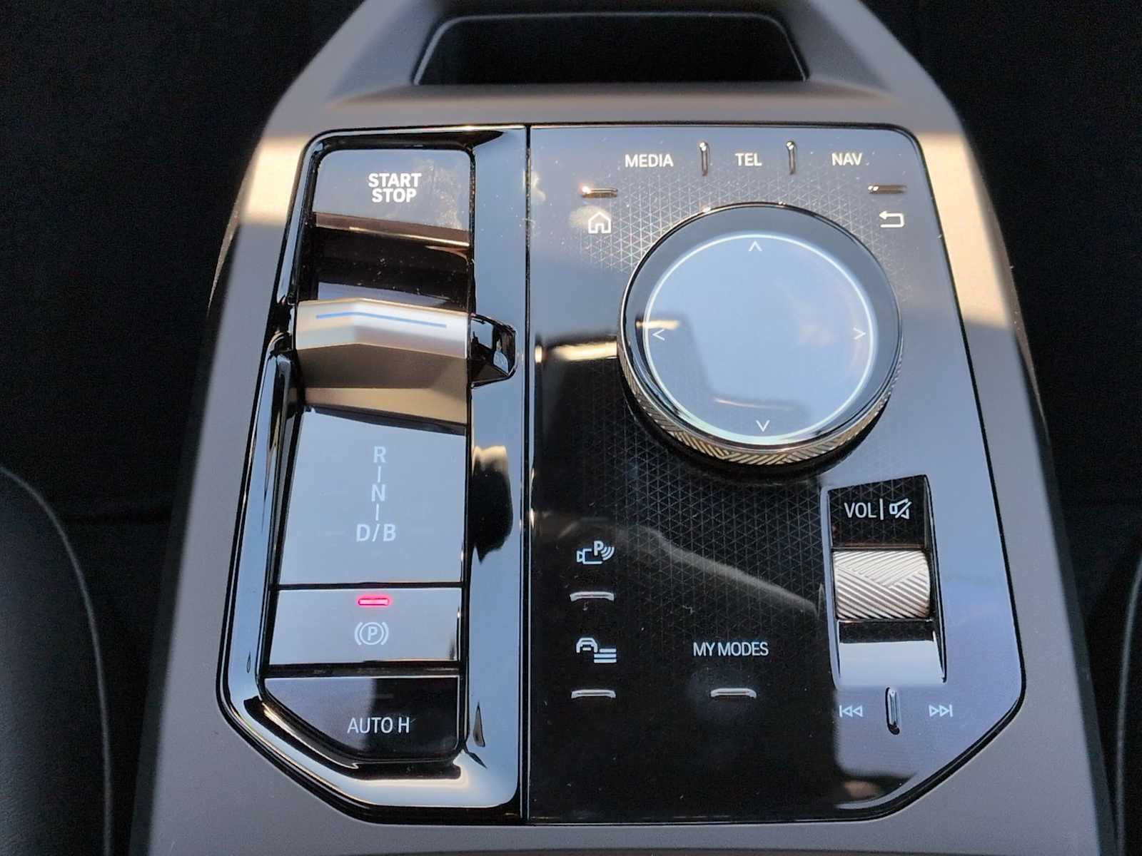 2026 BMW iX xDrive45 Image 28 of 38