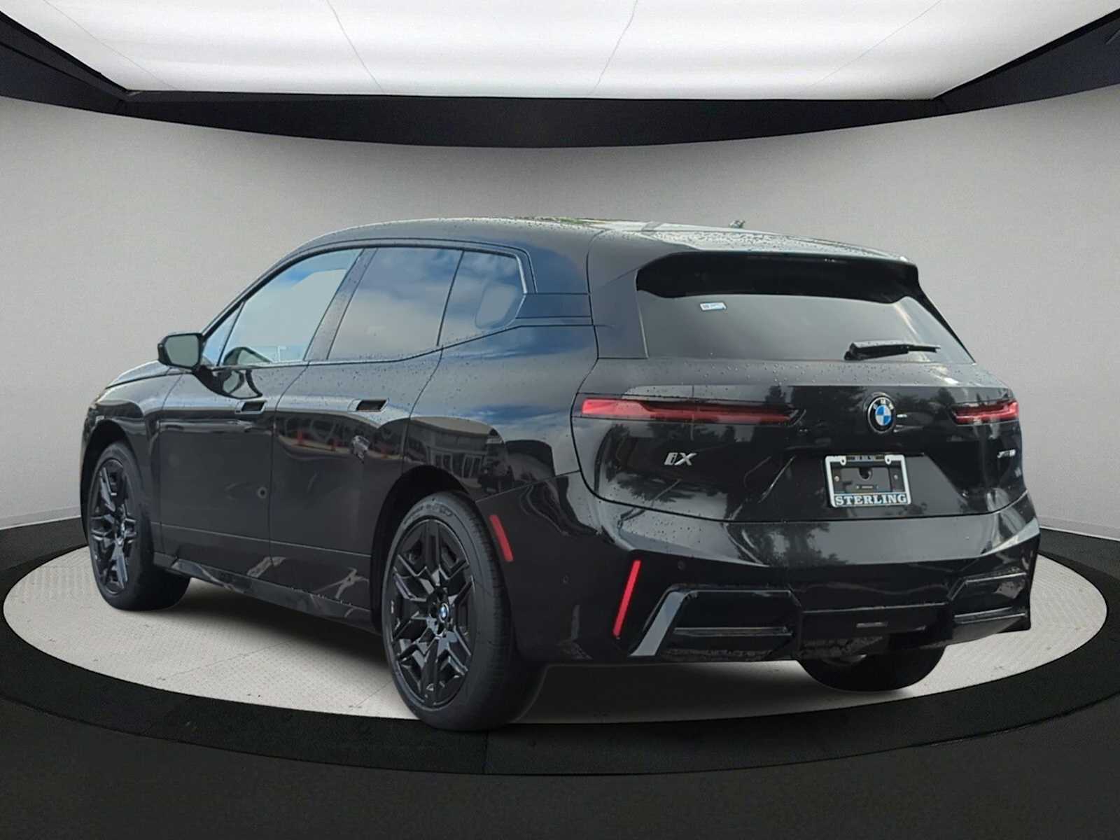 2026 BMW iX xDrive60 Image 7 of 36