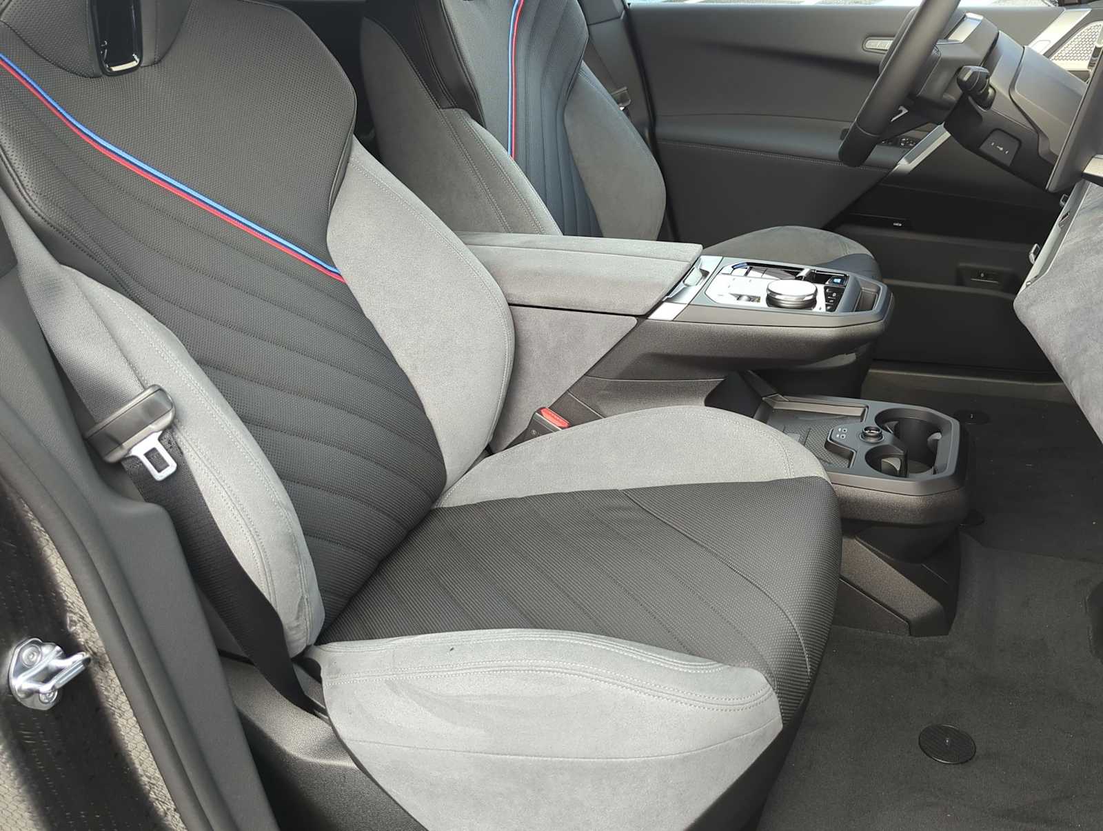 2026 BMW iX xDrive60 Image 15 of 36