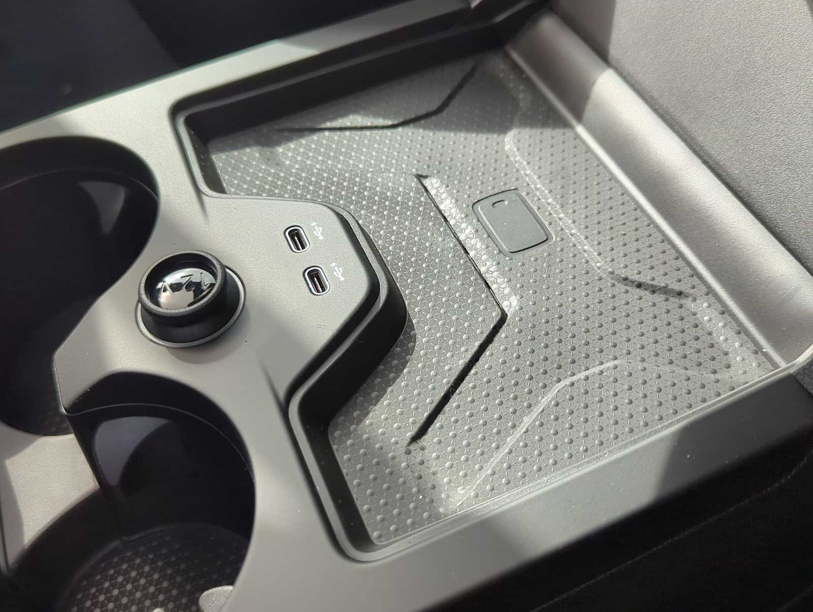 2026 BMW iX xDrive60 Image 32 of 36