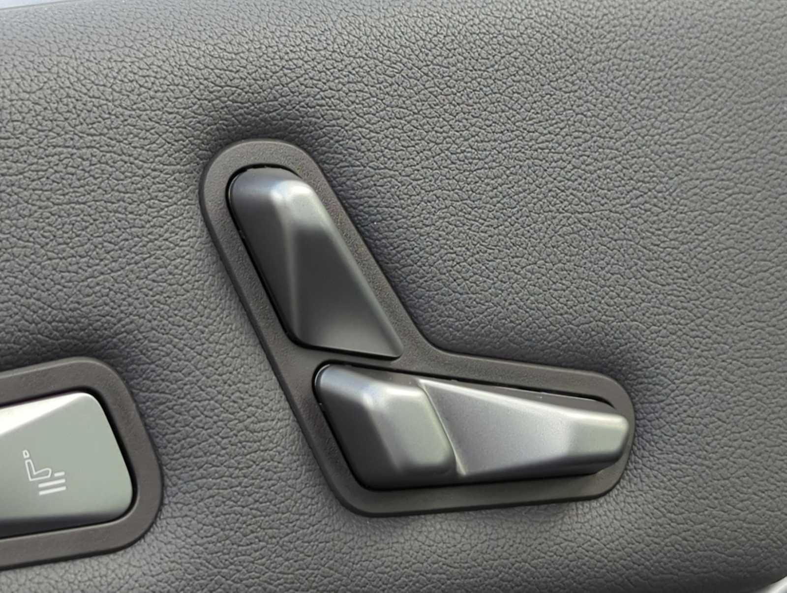 2026 BMW iX xDrive60 Image 29 of 36