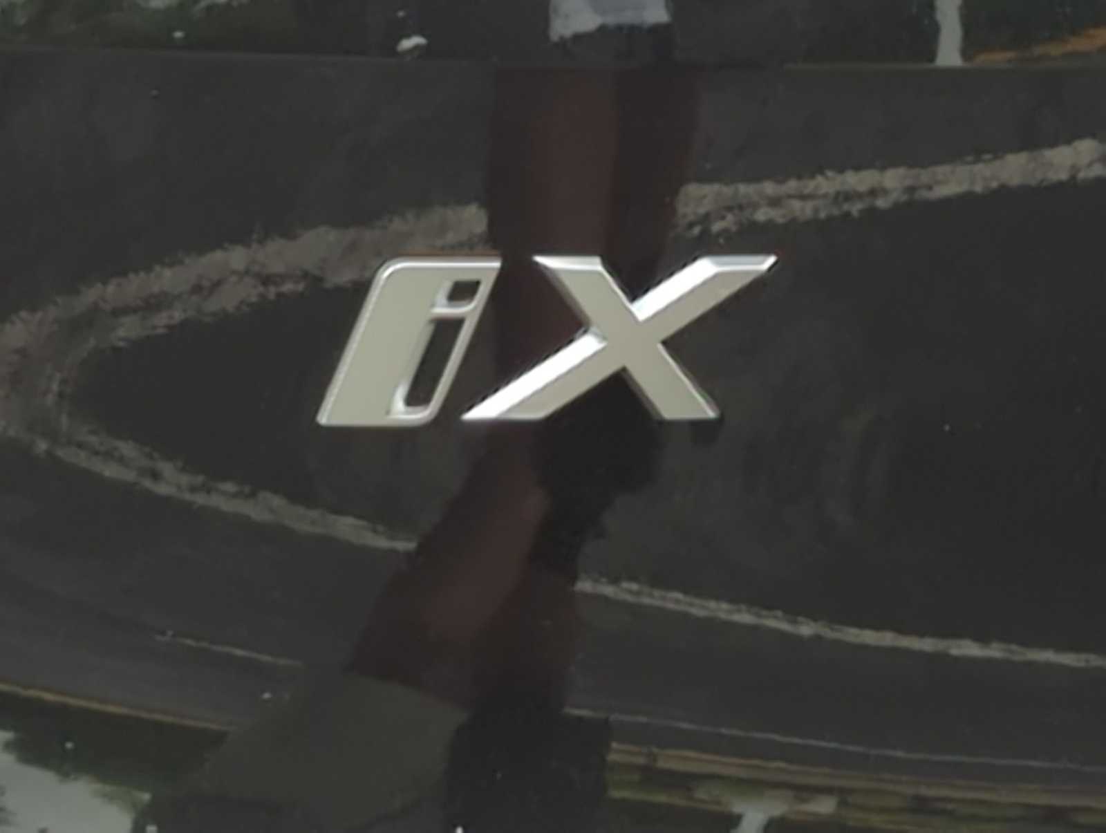 2026 BMW iX xDrive60 Image 28 of 36