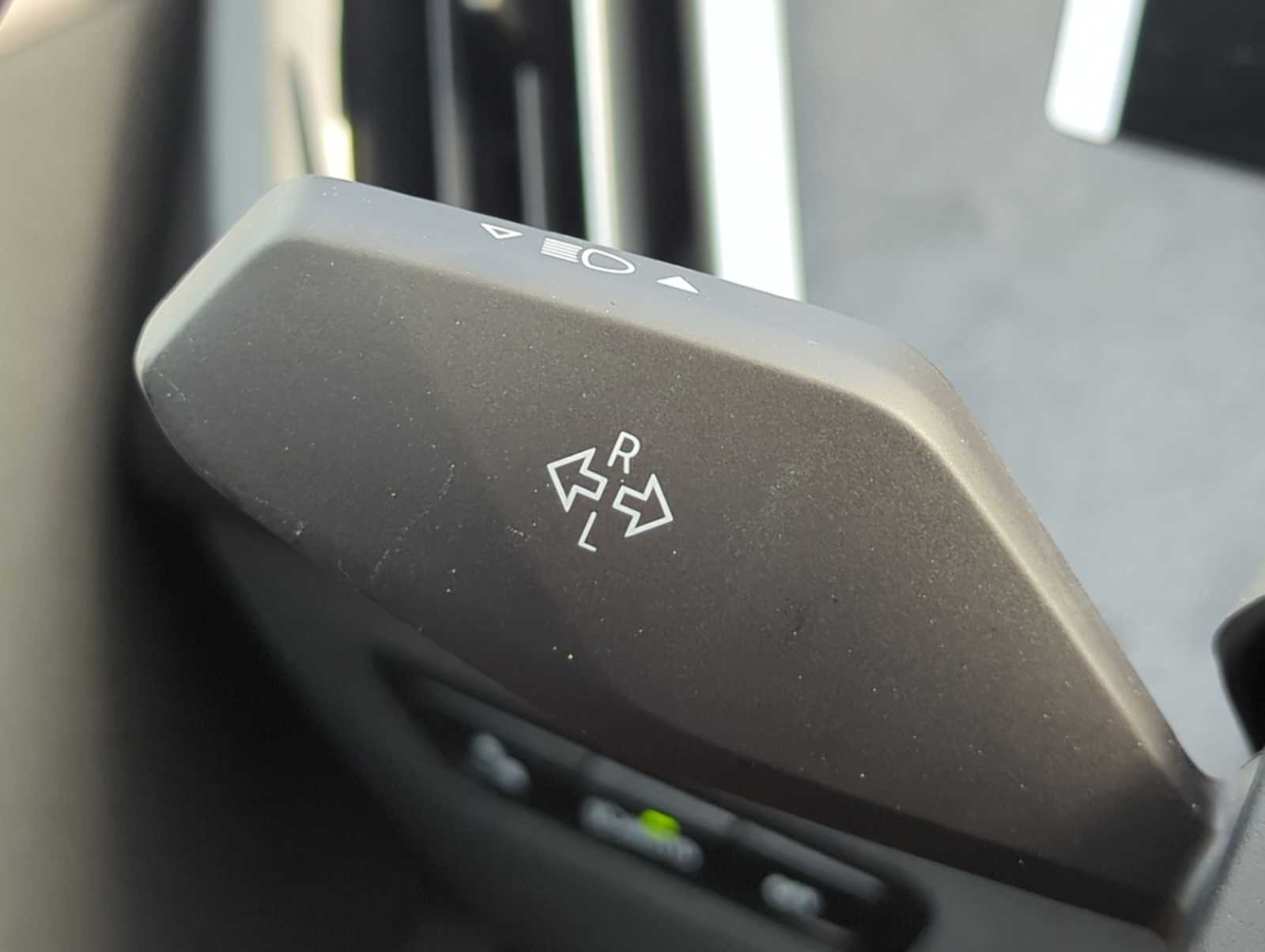 2026 BMW iX xDrive60 Image 25 of 36