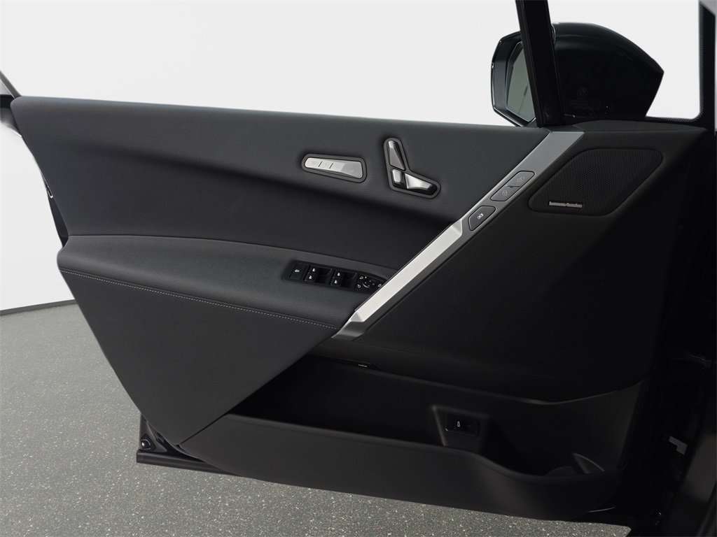 2026 BMW iX xDrive60 Image 24 of 31
