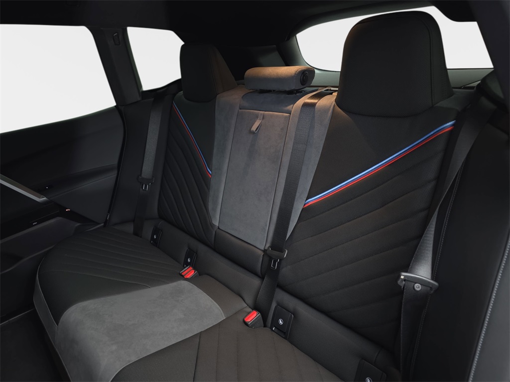2026 BMW iX xDrive60 Image 14 of 31