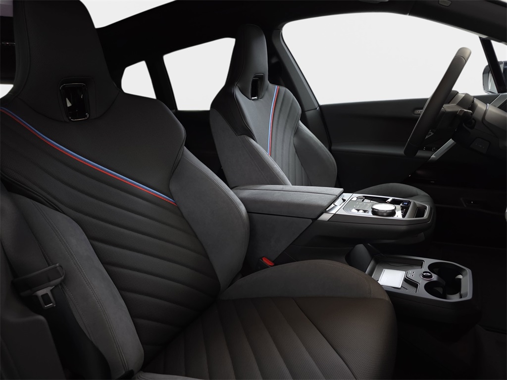 2026 BMW iX xDrive60 Image 13 of 31