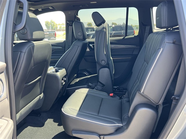 2026 Buick Enclave Avenir Image 11 of 35