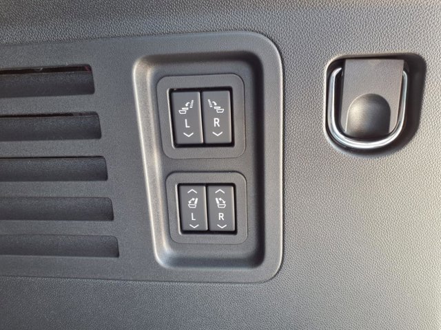 Vehicle image 25 of 29