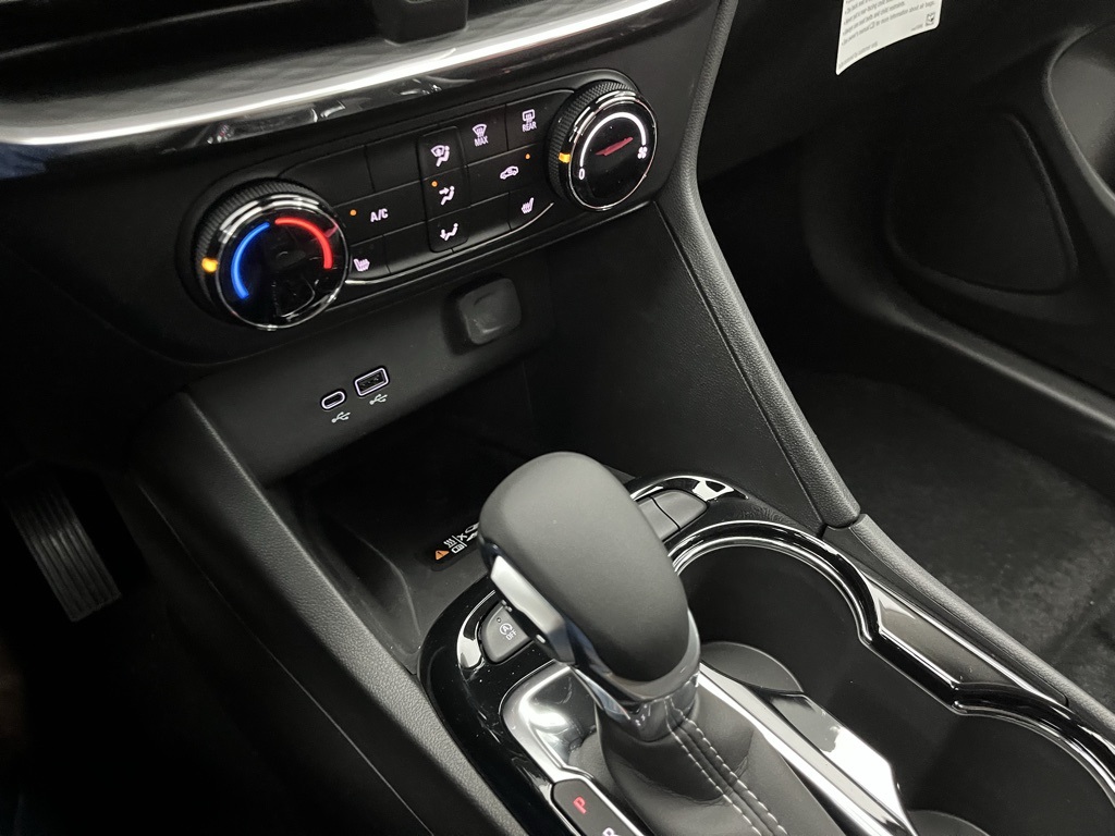Vehicle image 23 of 32