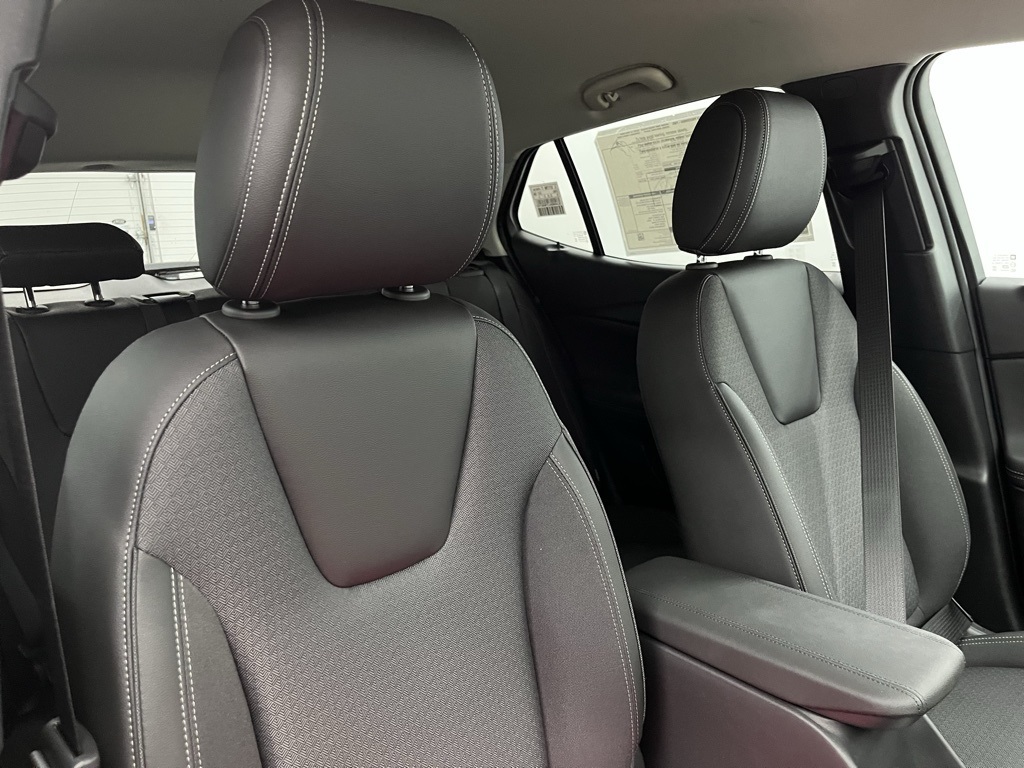 Vehicle image 10 of 32