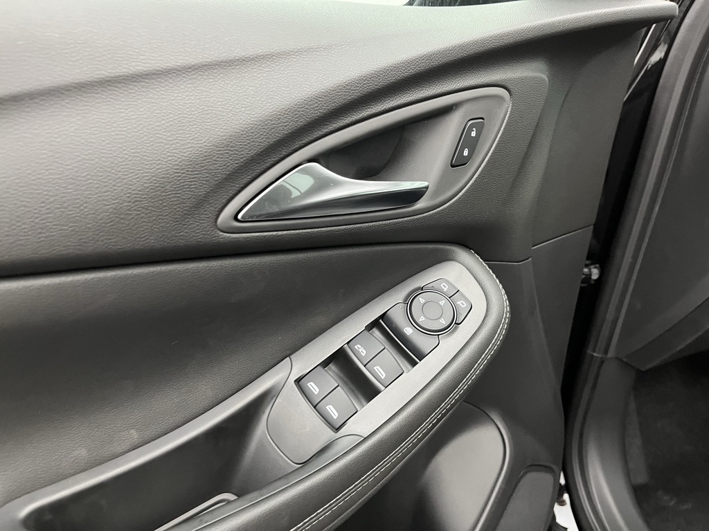 Vehicle image 25 of 32