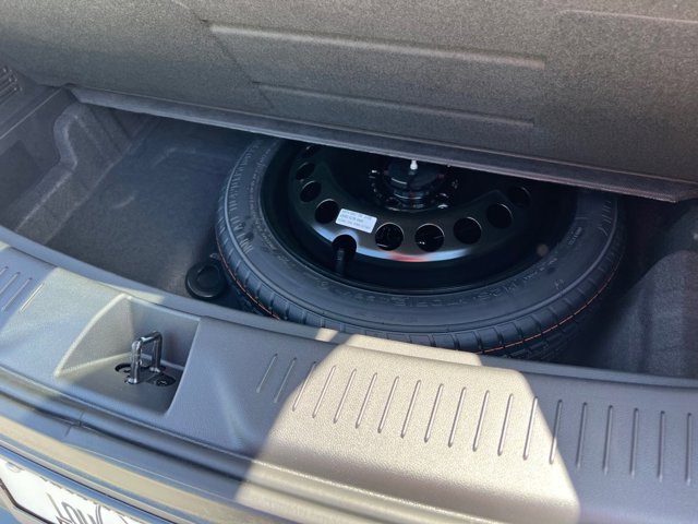 Vehicle image 21 of 25