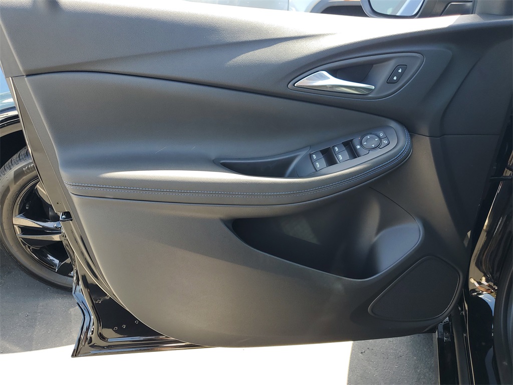 Vehicle image 17 of 18
