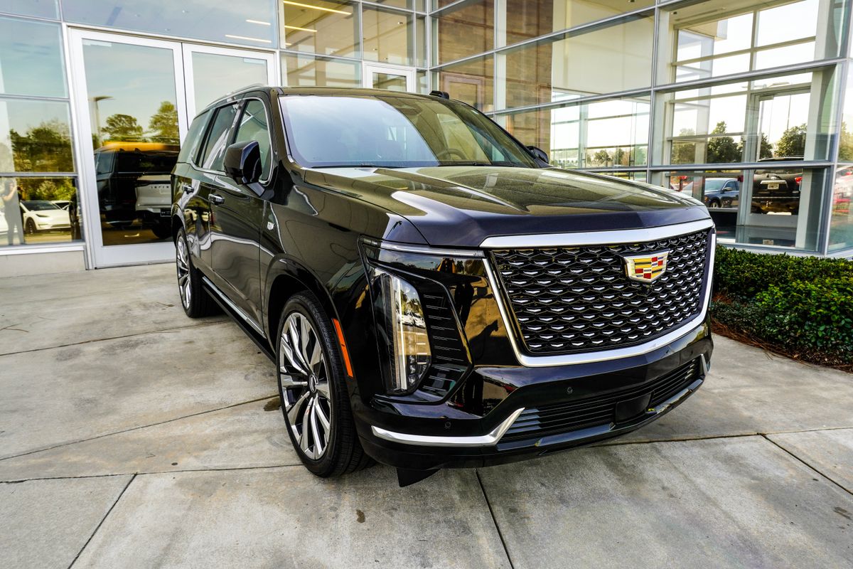 2026 Cadillac Escalade 4WD Luxury Image 3 of 48
