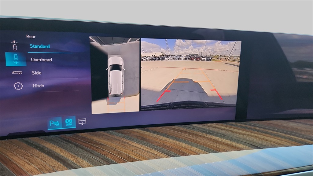 2026 Cadillac Escalade 4WD Platinum Luxury Image 17 of 31