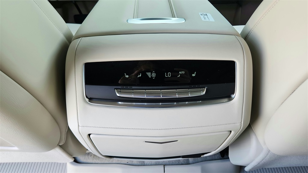 2026 Cadillac Escalade 4WD Platinum Luxury Image 19 of 31