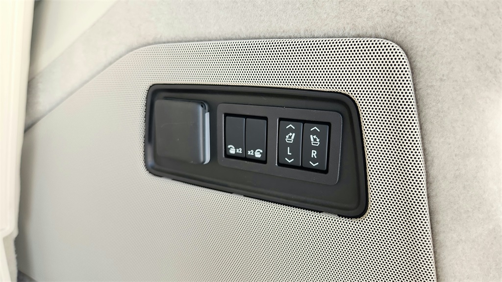 2026 Cadillac Escalade 4WD Platinum Luxury Image 21 of 31