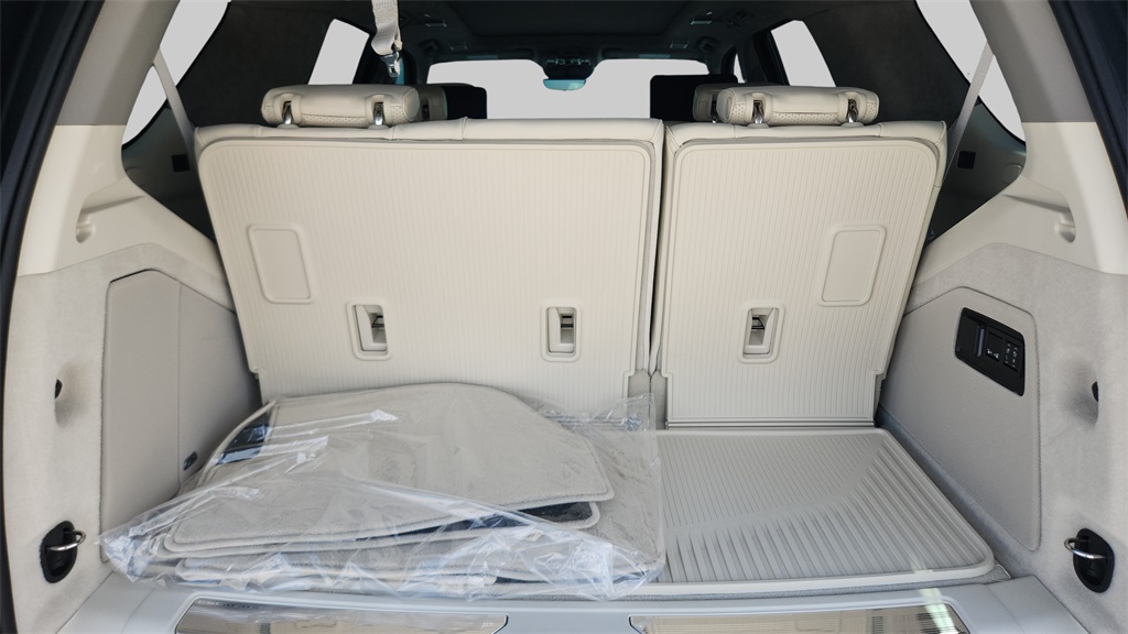 2026 Cadillac Escalade 4WD Platinum Luxury Image 9 of 31