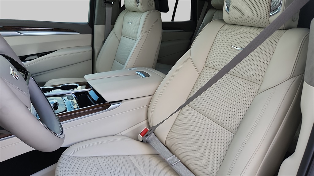 2026 Cadillac Escalade 4WD Platinum Luxury Image 10 of 31