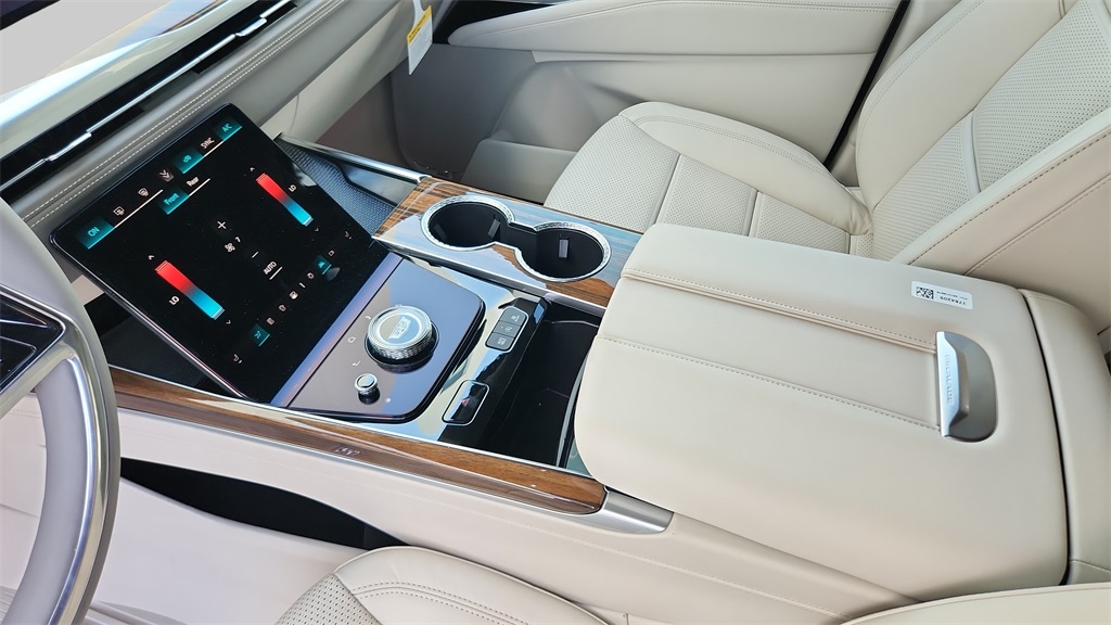 2026 Cadillac Escalade 4WD Platinum Luxury Image 18 of 31