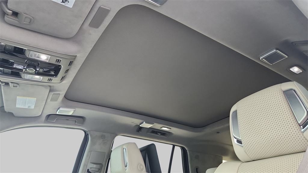 2026 Cadillac Escalade 4WD Platinum Luxury Image 25 of 31