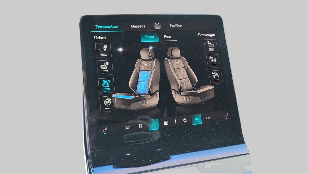 2026 Cadillac Escalade 4WD Platinum Luxury Image 23 of 31