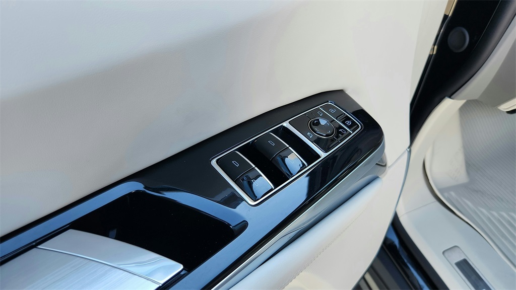 2026 Cadillac Escalade 4WD Platinum Luxury Image 27 of 31