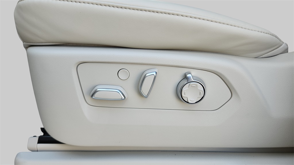 2026 Cadillac Escalade 4WD Platinum Luxury Image 20 of 31