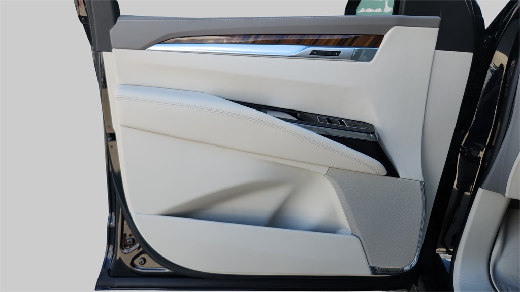 2026 Cadillac Escalade 4WD Platinum Luxury Image 24 of 31