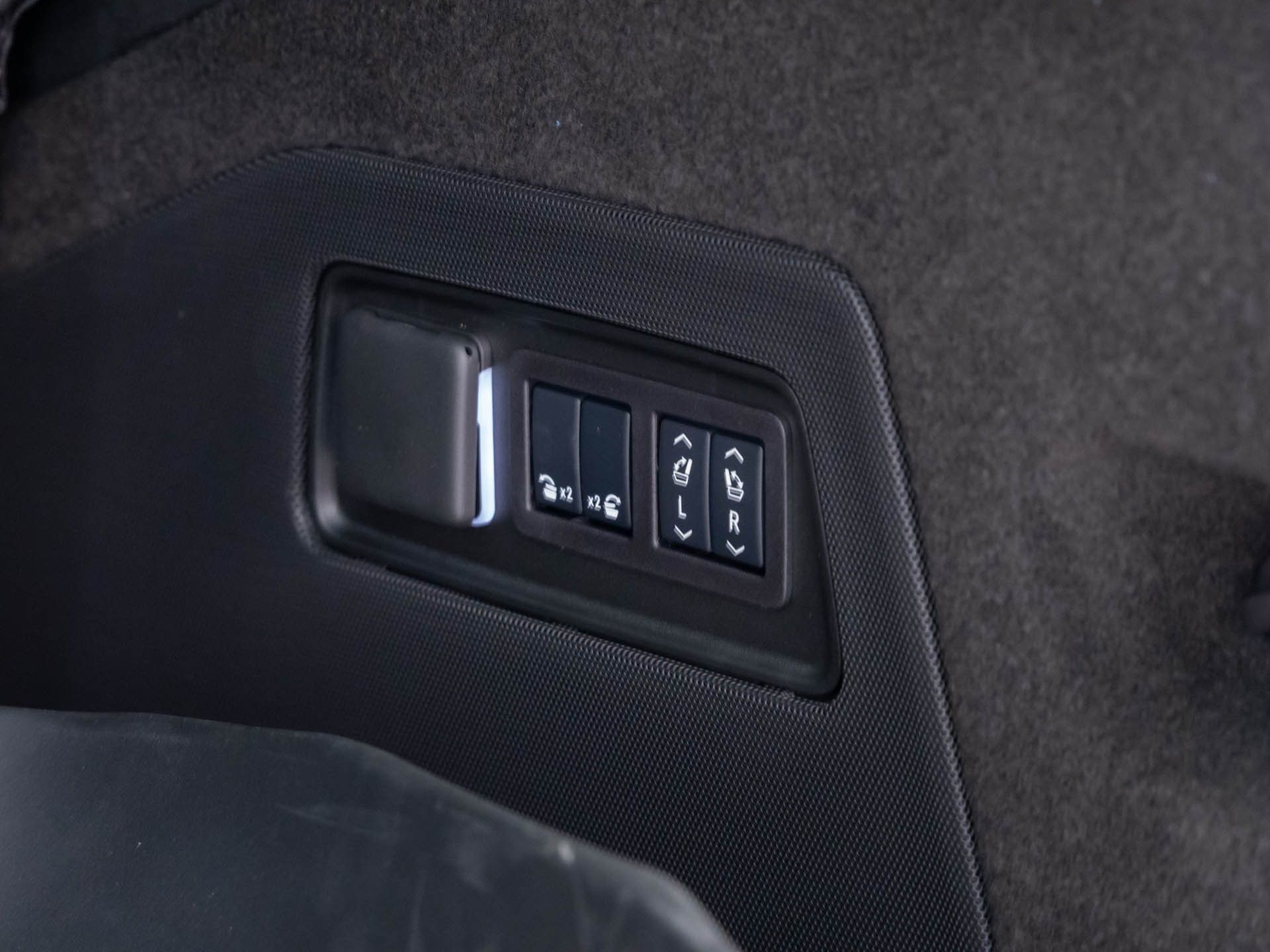 2026 Cadillac Escalade 4WD Platinum Sport Image 31 of 36