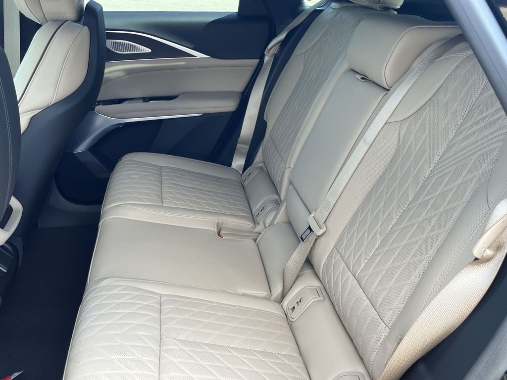 2026 Cadillac LYRIQ LYRIQ-V Premium Image 6 of 27