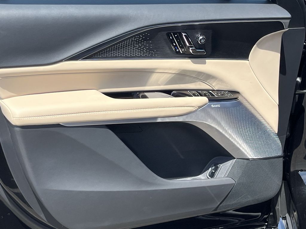 2026 Cadillac LYRIQ LYRIQ-V Premium Image 17 of 27