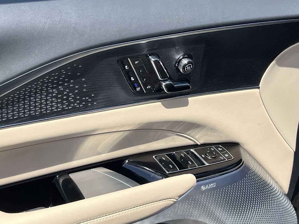 2026 Cadillac LYRIQ LYRIQ-V Premium Image 18 of 27