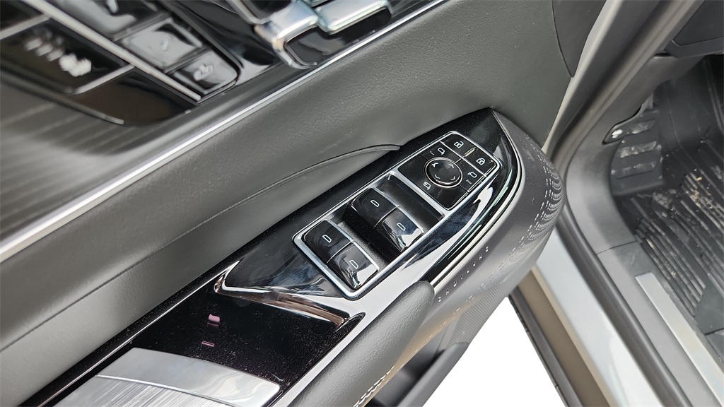 2026 Cadillac LYRIQ Sport Image 27 of 36