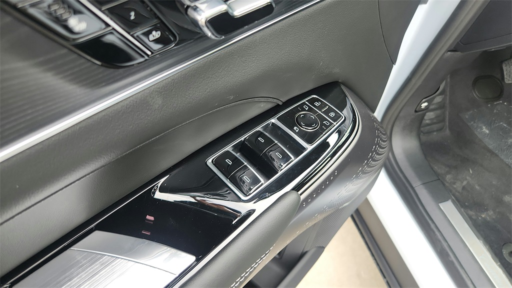 2026 Cadillac LYRIQ Sport Image 31 of 38