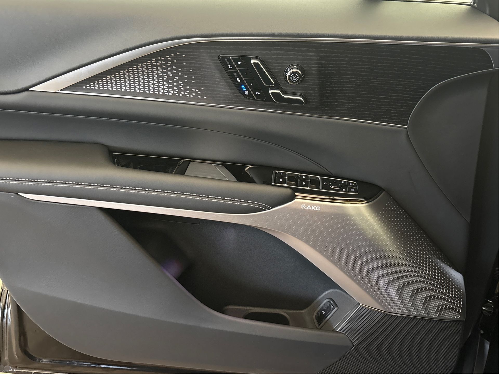 2026 Cadillac LYRIQ LYRIQ-V Premium Image 22 of 35