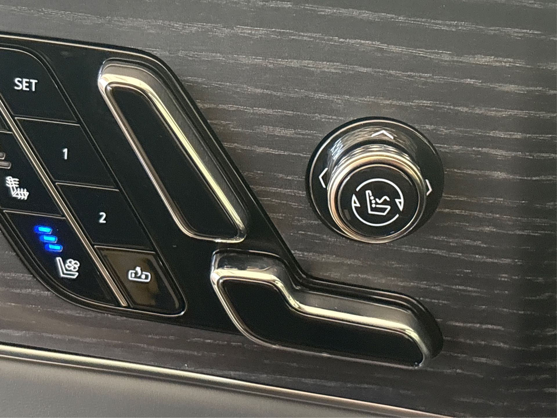 2026 Cadillac LYRIQ LYRIQ-V Premium Image 33 of 35