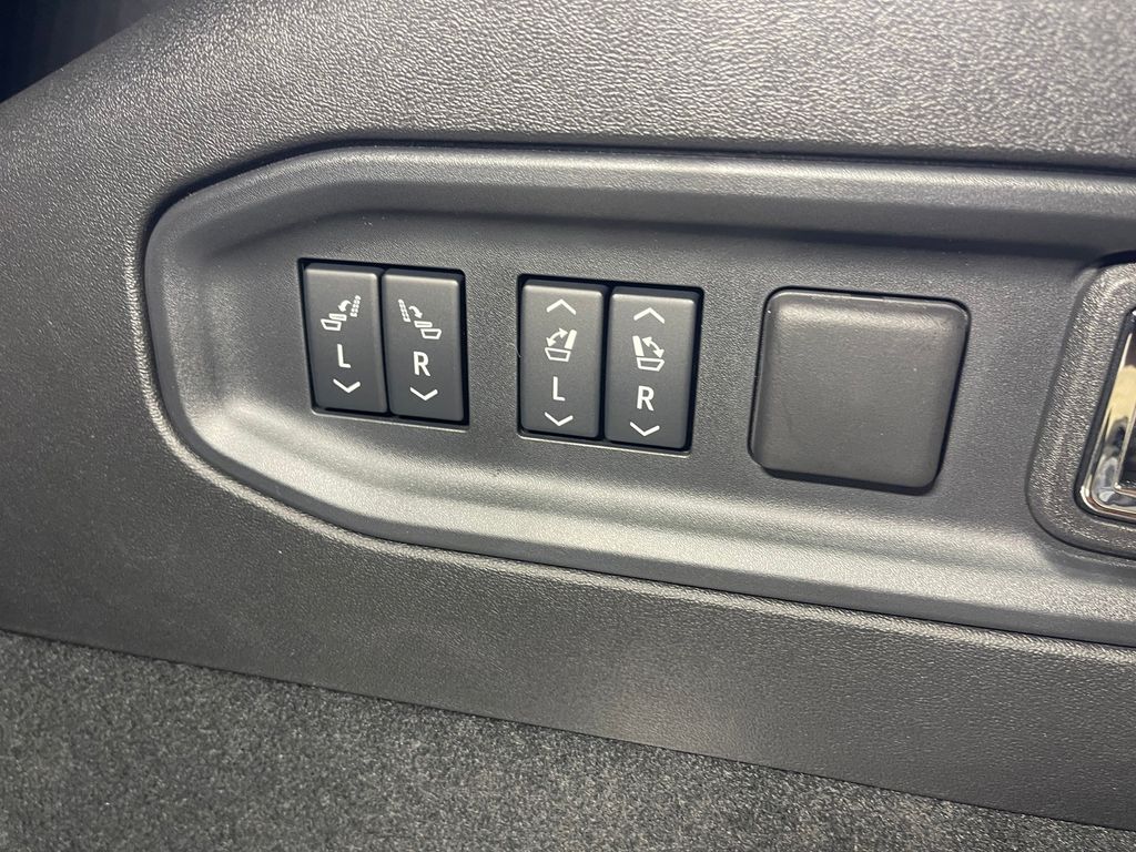 2026 Cadillac VISTIQ Luxury Image 25 of 31