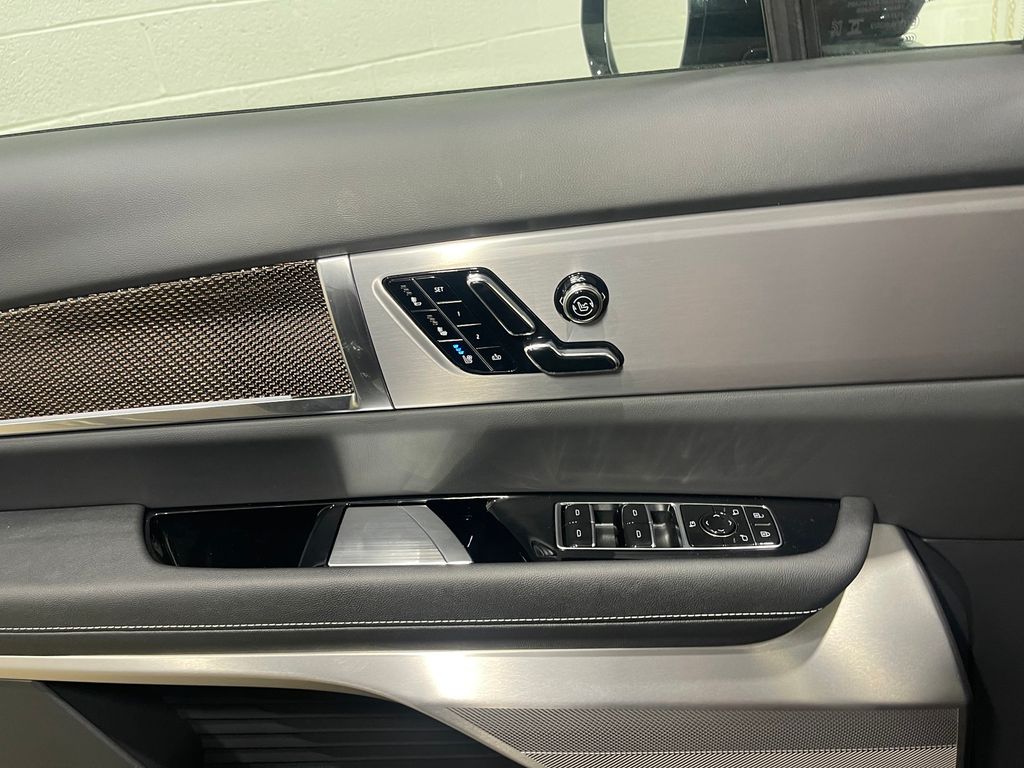 2026 Cadillac VISTIQ Luxury Image 24 of 31