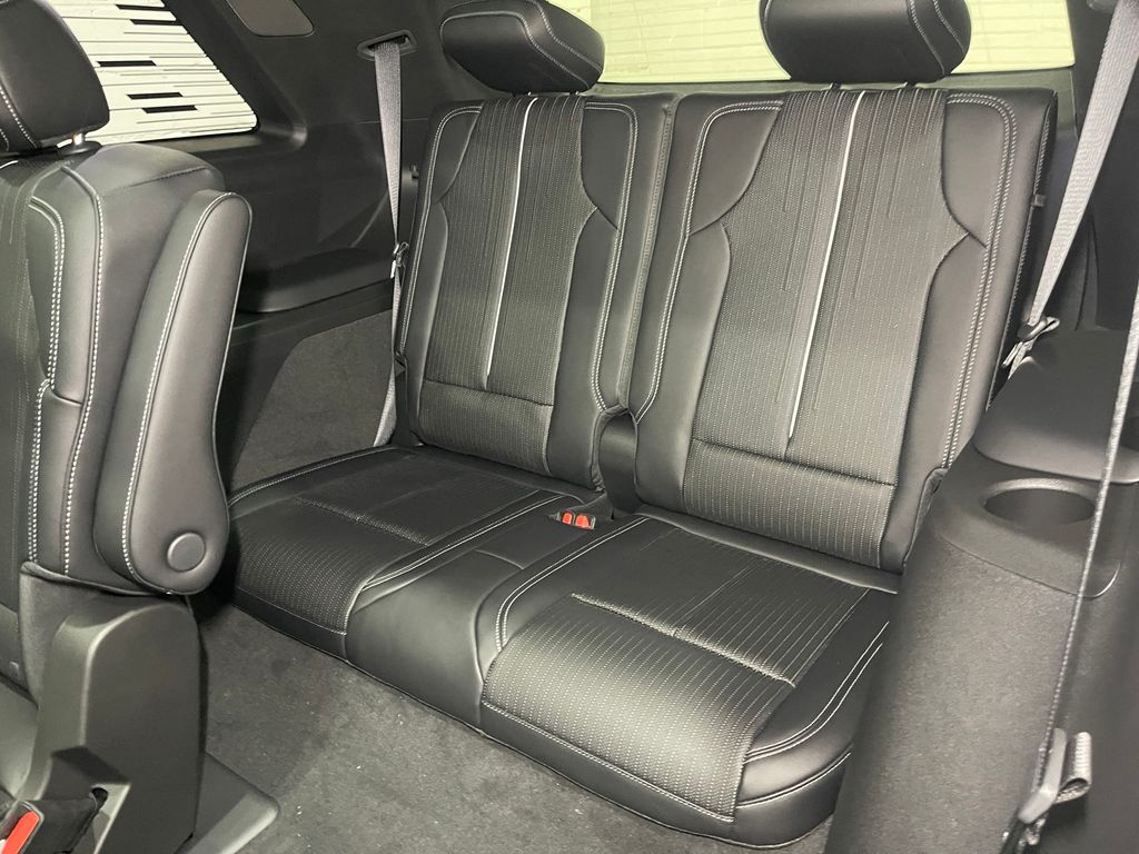 2026 Cadillac VISTIQ Luxury Image 12 of 31